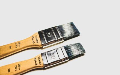 Peindre au rouleau vs peindre au pinceau : Quelle méthode choisir selon les surfaces ?